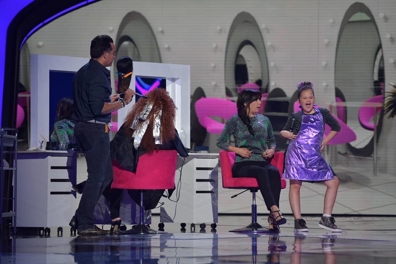 Nathaly echó el chisme muy sabroso con Giselle en su salón de belleza.