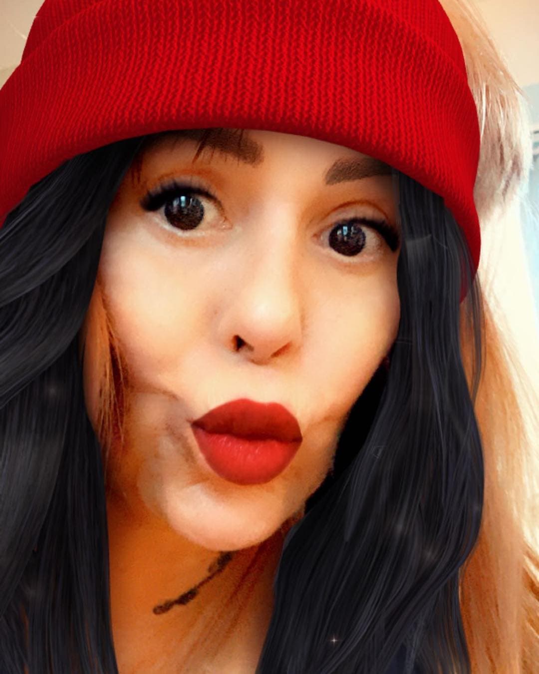 Con respecto a las
<b><a href="https://www.univision.com/famosos/silvia-pinal-pide-que-dejen-en-paz-a-su-hija-alejandra-guzman-y-dice-que-asi-es-bonita-fotos">críticas</a></b> que ha recibido la roquera por su rostro, consideró que son las imágenes las que no la hacen lucir de la mejor manera.