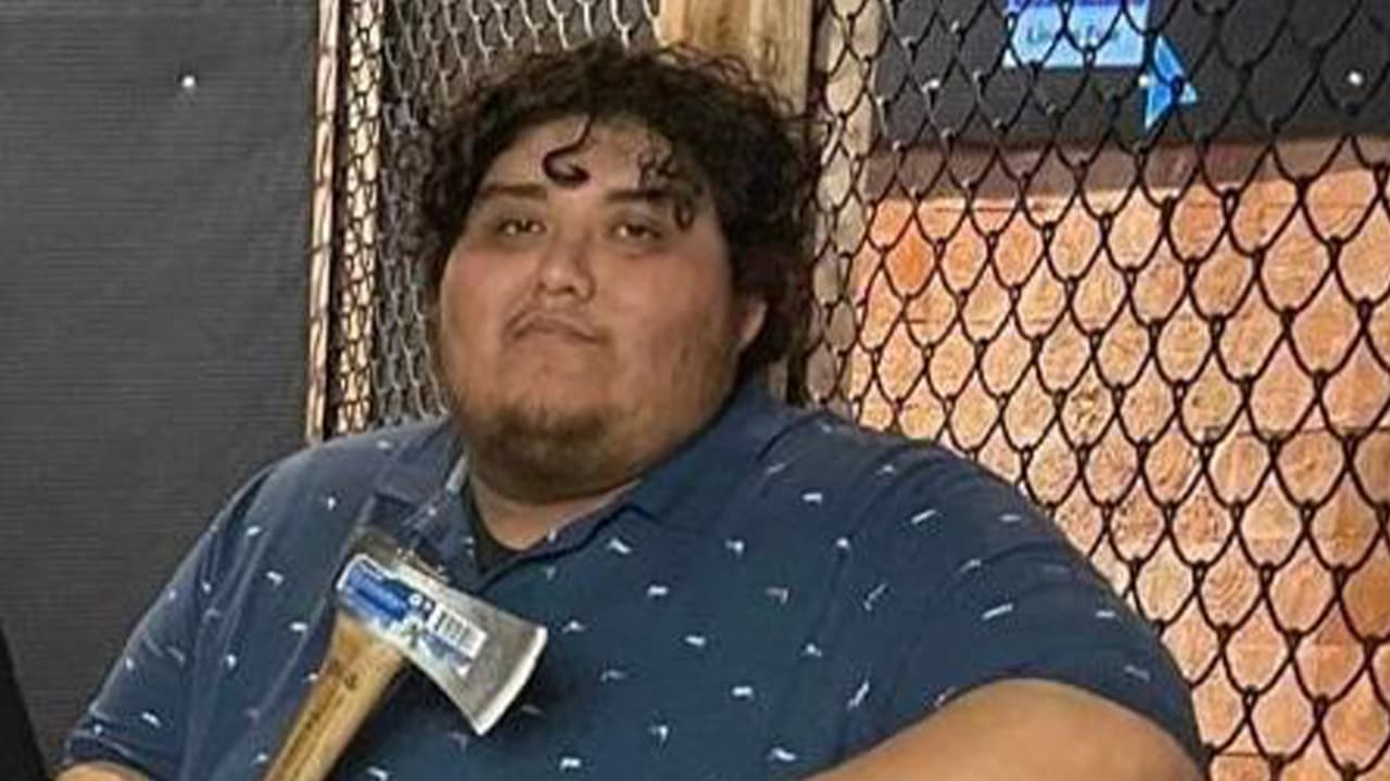 <a href="https://www.univision.com/shows/noticiero-univision/tres-jovenes-hispanos-hacen-parte-de-las-victimas-mortales-de-la-tragedia-en-el-festival-astroworld-video">Axel Acosta,</a> de 21 años, había viajado solo desde Yakima, Washington, para ver el concierto de 
<a href="https://www.univision.com/local/houston-kxln/demandan-a-travis-scott-y-drake-por-la-tragedia-del-astoworld-en-houston-video">Travis Scott.</a> Sus familiares lo reconocieron tras la búsqueda de las autoridades al no haber podido determinar su identidad.