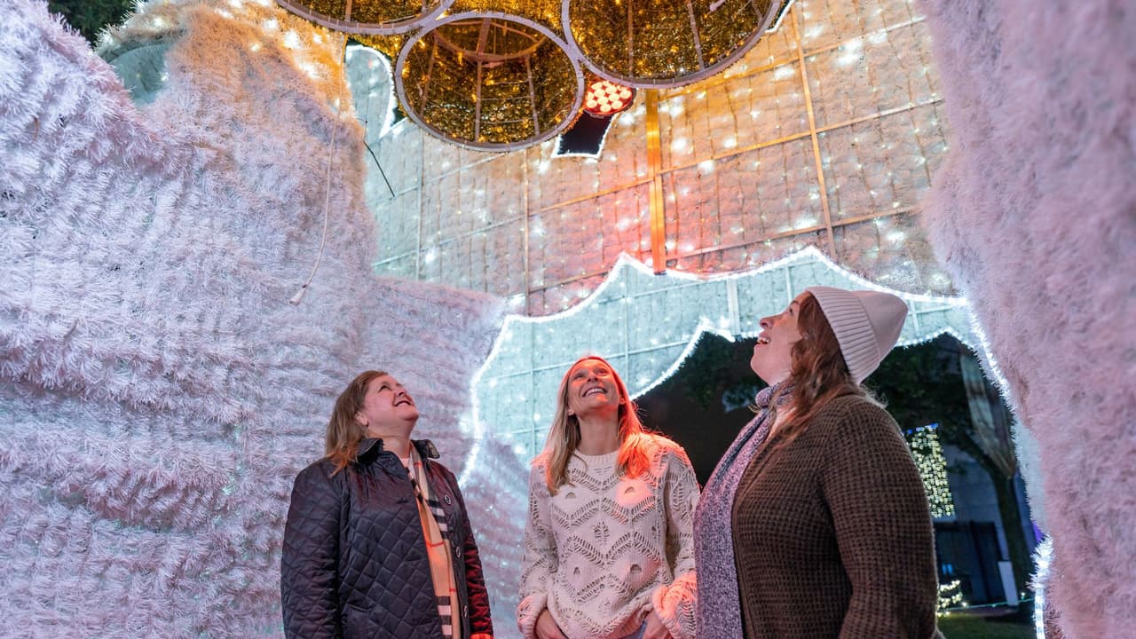 La experiencia también incluye un show de “fuegos artificiales de cristal” sincronizados con una banda sonora épica, así como un conjunto de faroles temáticos del programa Apollo que recrean hitos de la exploración lunar.