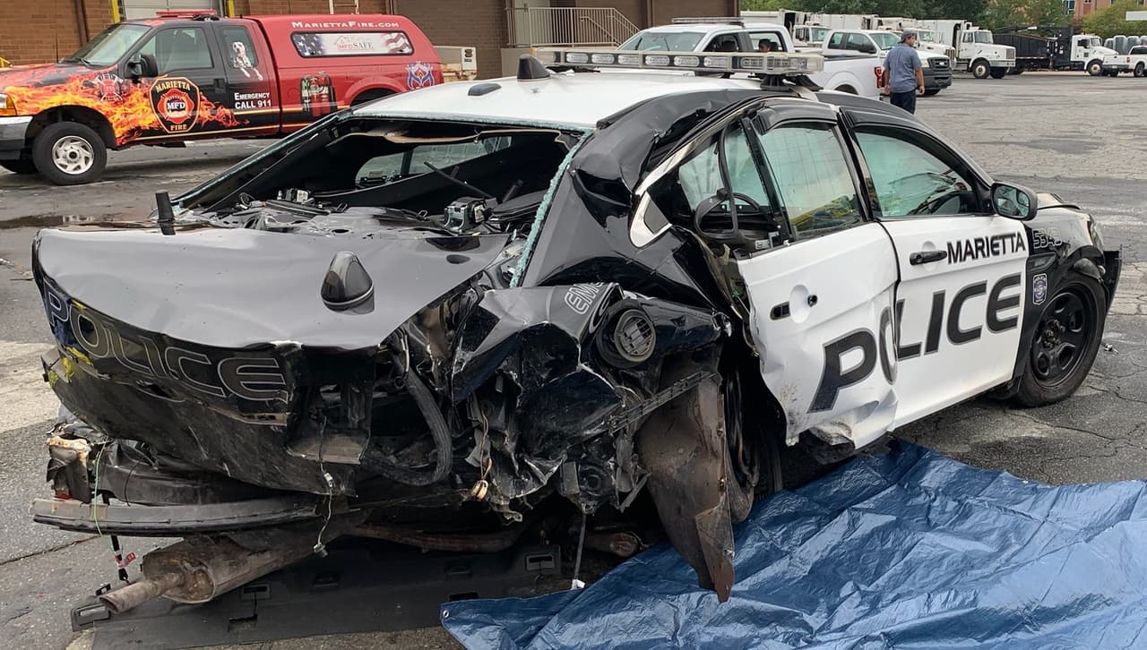 Policía graba momento en que auto se impacta y destroza patrulla en Marietta