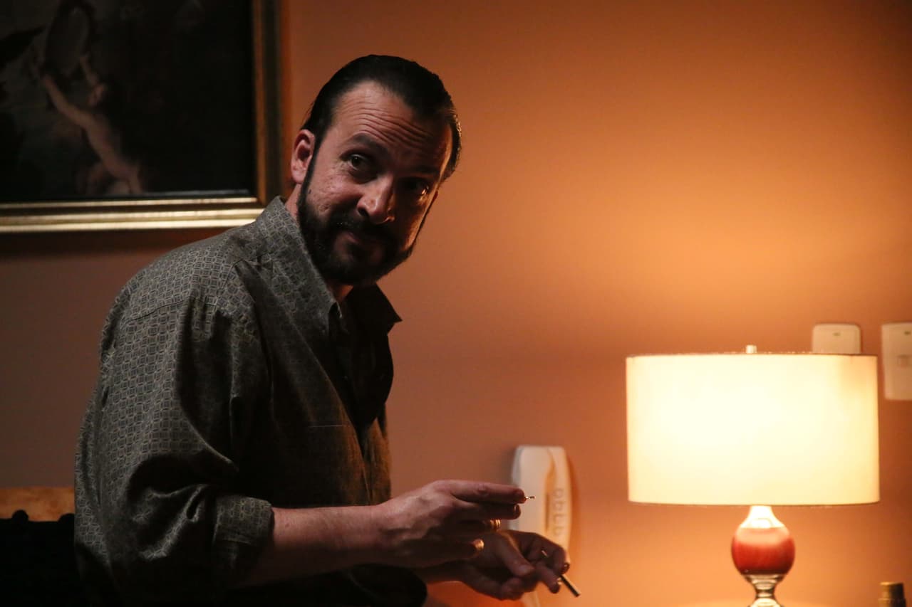 Al parecer Antonio de la Vega es fanático de las travesuras en el set de grabación.