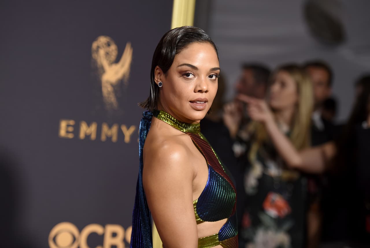 La aclamada actriz saltó a la fama gracias a su gran papel como Valkiria en Thor Ragnarok, interpretación que condujo su carrera a personajes importantes en películas como Creed y Hombres de Negro IV. Sin duda es una actriz de la cuál podemos esperar grandes cosas a futuro.