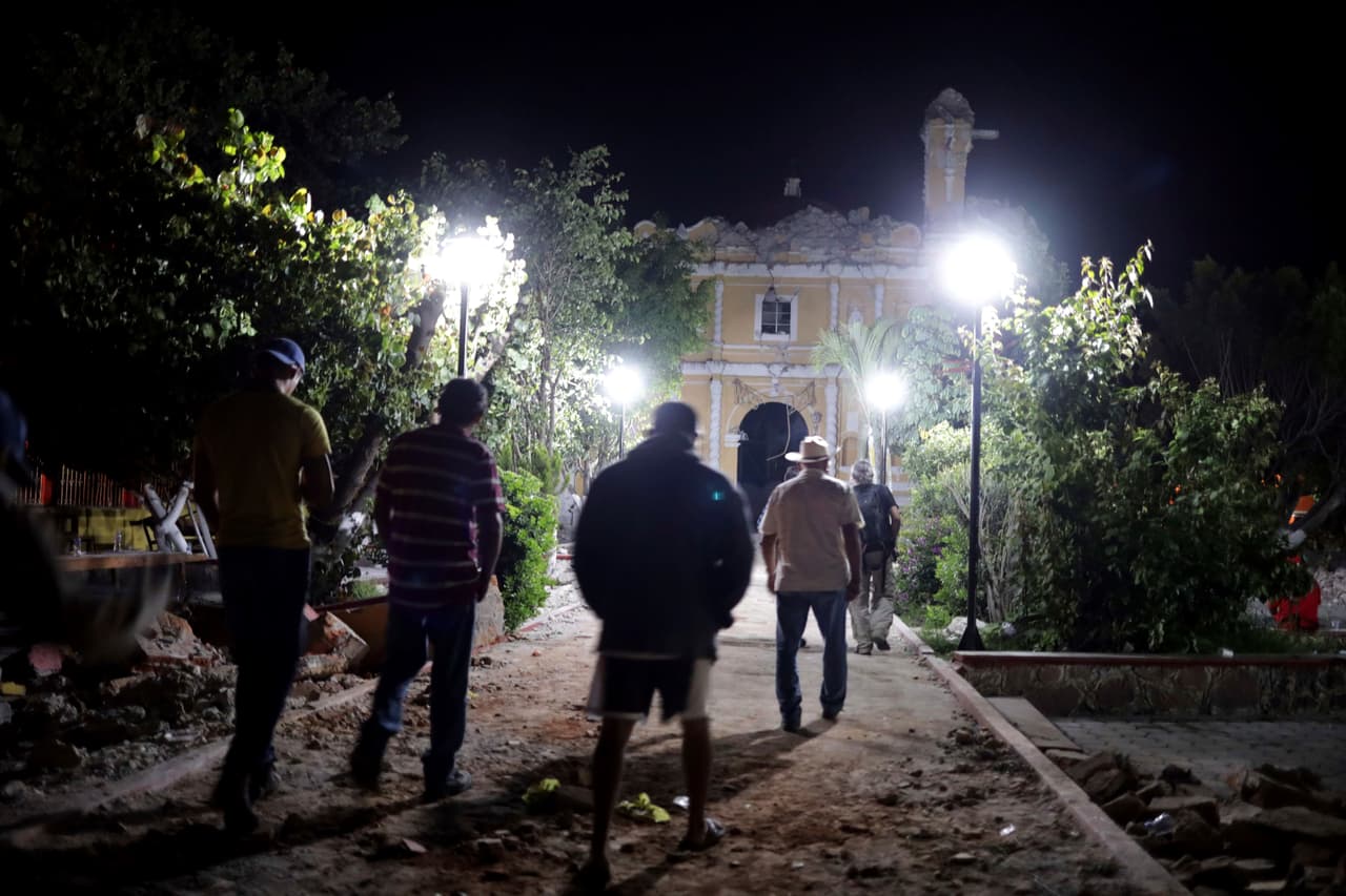 Sánchez detalló que cuando acabó el temblor los residentes de las comunidades cercanas llegaron rápidamente con palas, picos y cadenas para mover escombros.