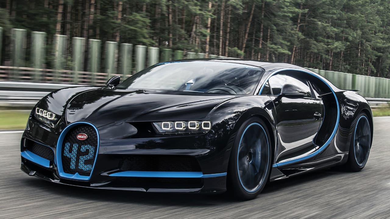 Mientras para la mayoría de las personas la decisión de compra de un auto o camioneta se basa en aquel que ofrezca el mayor rendimiento de combustible, existe un grupo selecto de personas para el que no es un tema prioritario y puede elegir entre bólidos como el 
<b>Bugatti Chiron</b>, el más reciente lanzamiento de esta firma que con un
<b> motor de 16 cilindros</b>, sí leíste bien, puede entregar 1,479 caballos de fuerza, lo que lo hace también uno de los autos más rápidos de calle en el mercado.