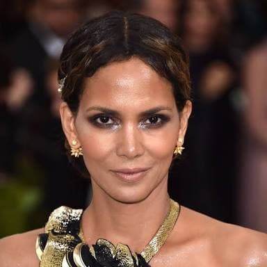 La ganadora del Oscar Halle Berry (1966) tiene un rostro y una genética perfectas, por lo que en ella no se advierte, en lo absoluto, el paso del tiempo.