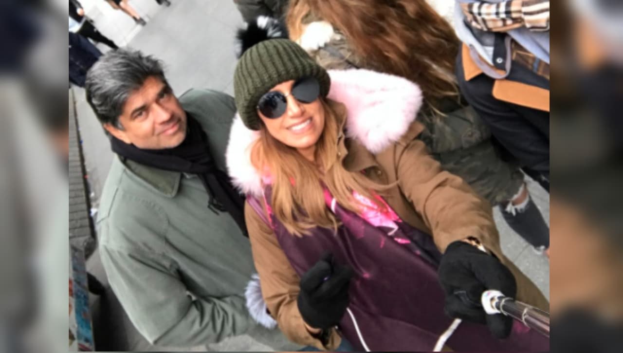 Lina insistió en saber más sobre la salida nocturna de su padre: "Porque i
<b>ba a estar sola en casa y quería sentirme segura</b>, tenía 14 años […] Comencé a llamarle a mi papá y no contestaba, cuando finalmente lo hizo solo escuché música con alto volúmen y me dijo: 'No puedo escucharte, mejor te mando un texto' y colgó", relató.
<br>