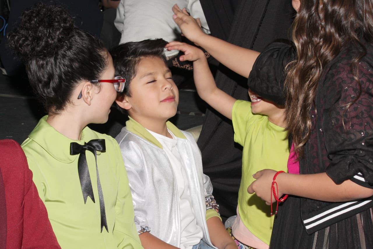 Aquí vemos mucha concentración y algo así como una ceremonia. Taisia mira divertida.