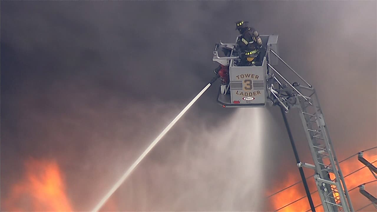 Frank Montagne del Departamento de Bomberos de North Hudson dijo que el fuego pudo haber comenzado en la parte trasera del edificio.
