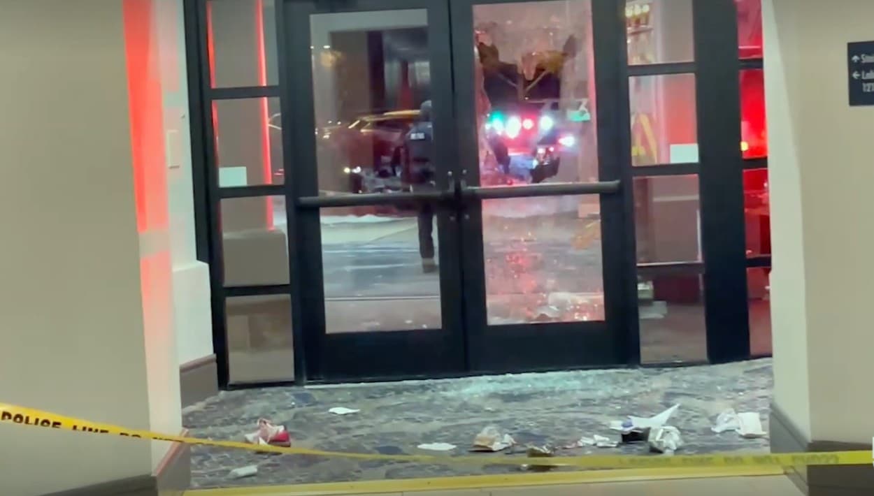 Cuatro heridos en tiroteo en centro comercial de Oak Brook, Illinois