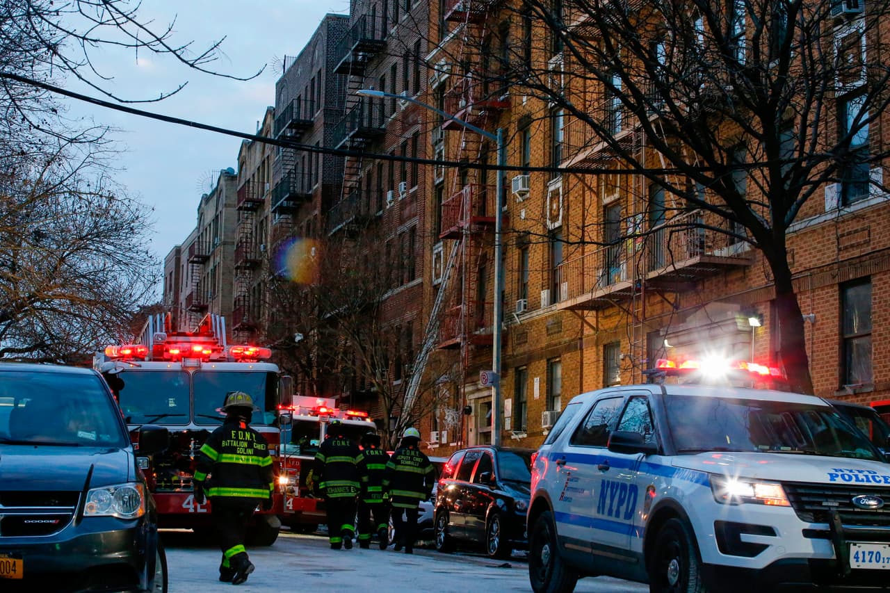 Bomberos de Nueva York trabajan luego de extinguir el incendio. Desde Twitter, el departamento de Bomberos de Nueva York informó de que había enviado a más de 170 efectivos para combatir las llamas en el edificio de cinco plantas entre la avenida Prospect y la calle 187 del este de la ciudad.