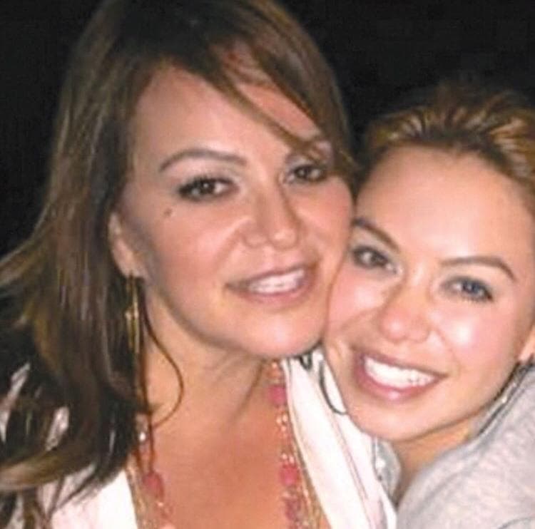 "Tal vez no me veas, pero estoy caminando a tu lado en todo momento. Antes de que digas 'sí, acepto', ¿me podrías dar el honor de caminar contigo al altar?", culmina el mensaje que tiene adjuntas las imágenes de 
<b><a href="https://www.univision.com/famosos/foto-a-foto-la-increible-estrategia-de-los-paraguas-para-ocultar-a-chiquis-rivera-vestida-de-novia-fotos">un vestido de novia</a></b>, un velo y unos zapatos.