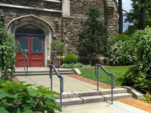 <b>Falls of Schuylkill Library</b>
<br>3501 Midvale Avenue
<br>Philadelphia, PA 19129-1633
<br>215-685-2093
<br>
<br>Ubicada en la intersección de Midvale Avenue, Warden Drive y Conrad Street, 
<a href="https://libwww.freelibrary.org/locations/falls-of-schuylkill-library" target="_blank">Falls of Schuylkill Branch</a> tiene un hermoso jardín atendido por voluntarios. La sucursal sirve a la comunidad de East Falls con una variedad de programas para todas las edades.El área cerca de la biblioteca actual fue una cervecería desde 1873 hasta 1894. Después de que se deterioró, los manantiales la convirtieron en un pozo para nadar. La primera biblioteca en East Falls abrió el 1 de junio de 1901 como una estación de depósito en el segundo piso de Old Academy, el primer centro comunitario en Filadelfia. Fue construido en 1819 como un lugar de educación y culto. Desde 1932, el edificio se ha utilizado como teatro y fue el escenario del debut actoral de Grace Kelly.
<br>