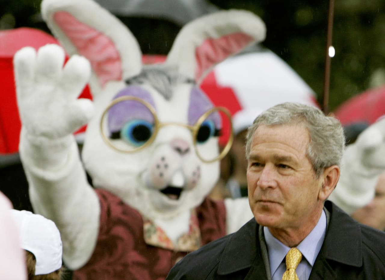 Antes de Trump, Sean Spicer tenía otro trabajo en la Casa Blanca: era el conejo de Pascua 