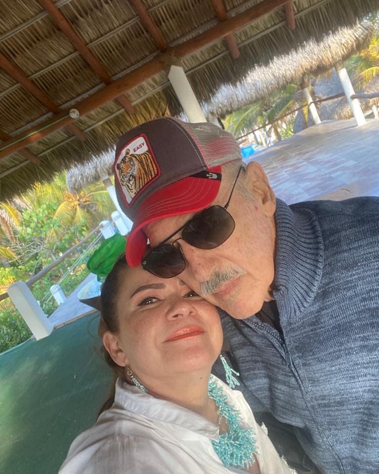 Tan agradecido está el primer actor con su esposa que recientemente hizo los arreglos necesarios para que sea una de sus principales herederas, junto con “algún otro hijo que se lo merece”. 
<br>