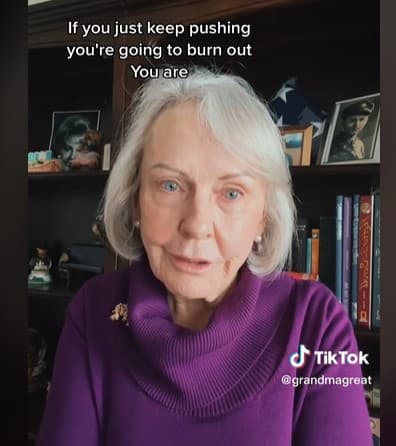 Sharon tiene cinco hijos, 16 nietos y recientemente dio la bienvenida a su noveno bisnieto. Una de sus hijas y su nieta fue quien la instruyó para ser una influencer y Tiktoquer.