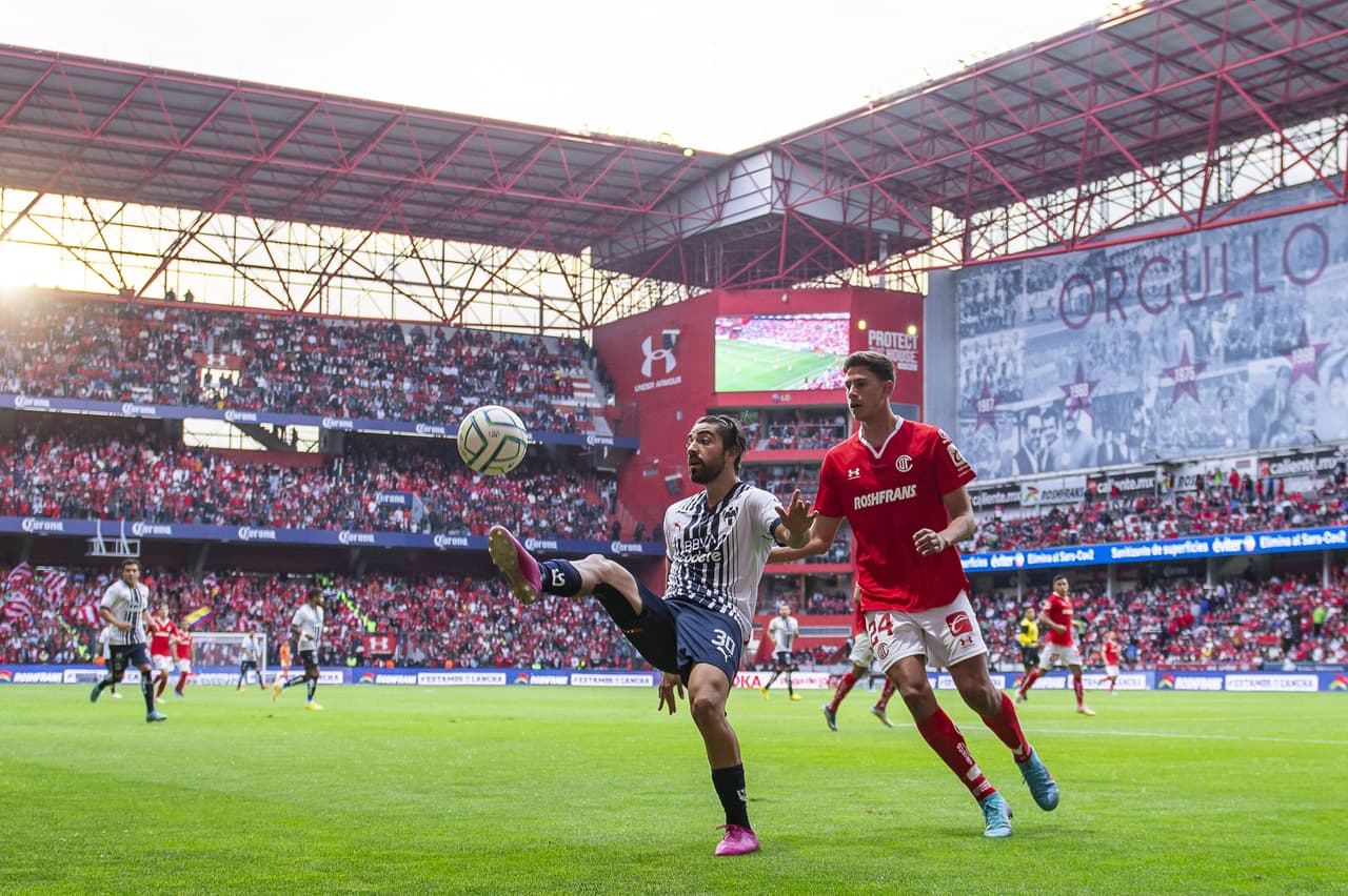 Toluca recibía a Rayados en la Jornada 9 en el duelo por la cima del torneo con los Diablos a la cabeza por un punto. Monterrey se presentó con un 11 alternativo pensando en la doble fecha y el Clásico Regio.