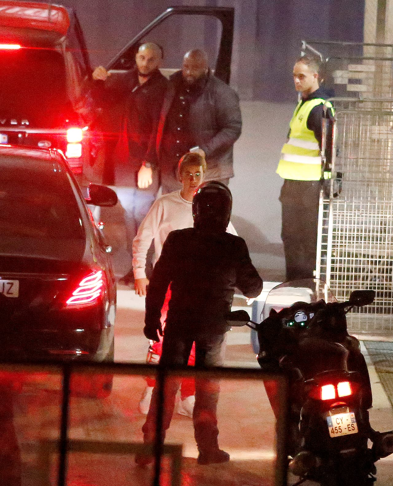 Inmediatamente le contó qué pasó a su personal.