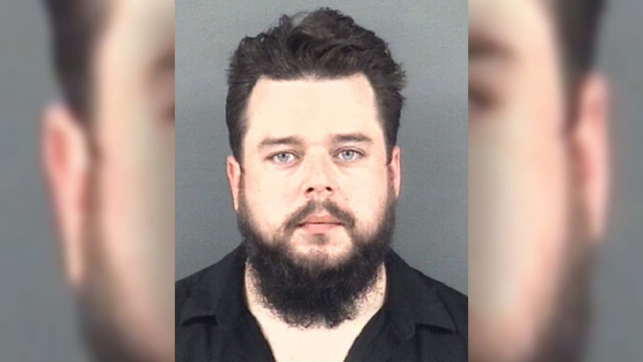 Exmaestro de Fayetteville arrestado por 56 cargos de abuso contra menores