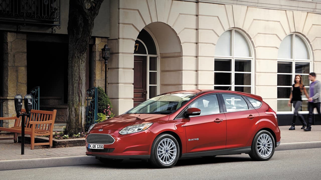 <b>Ford Focus Electric</b>
<br>
<br>La versión eléctrica del Ford Focus es ofrecida únicamente con carrocería hatchback. Las ejemplares dinámicas de manejo del Focus regular, donde se destaca una dirección precisa y buen agarre, se replican sin problema en el Focus Electric pero quienes estén acostumbrados al Focus ST o al Focus RS podrán decepcionarse por el rango de poder. Sólo los emblemas laterales y la parrilla sólida lo diferencian de sus hermanos a gasolina. El precio de admisión al Focus sin emisiones tóxicas arranca en los 29,120 dólares.