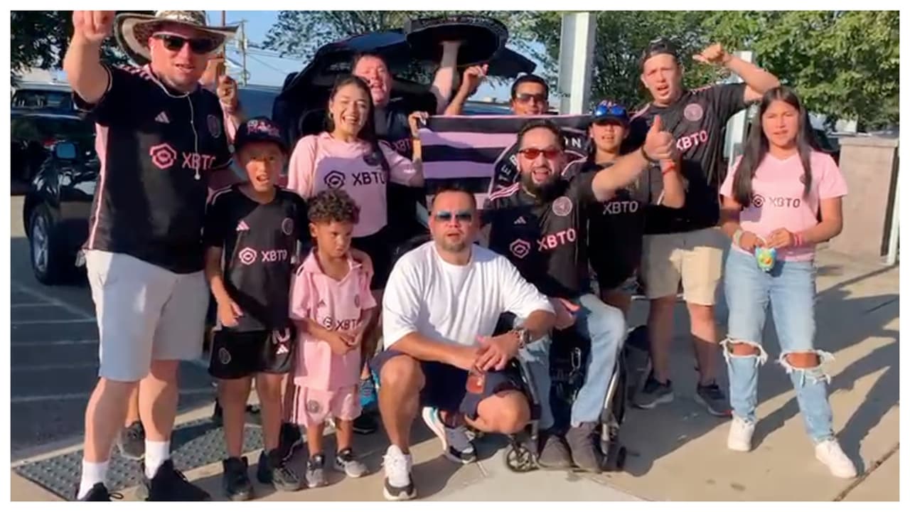 Familias enteras acudieron para ver jugar a Messi.