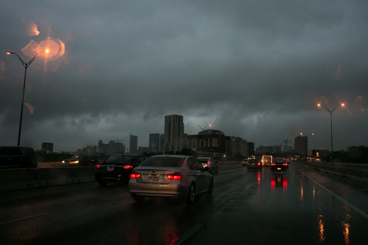 Algunas zonas de la ciudad quedaron bajo el agua luego de intensas lluvias.