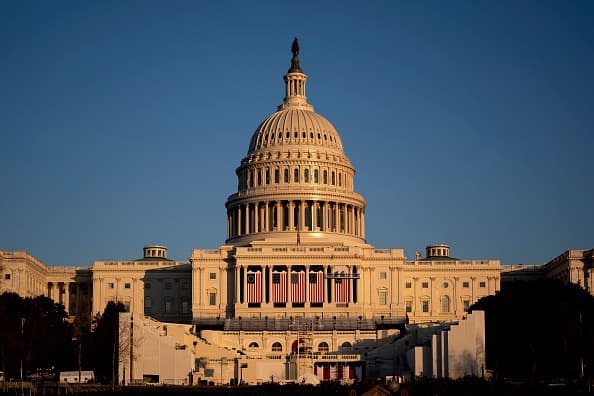 Desde que el presidente George W. Bush tomó juramento al cargo en 2001, Dixie Flag and Banner Company ha estado produciendo las cinco banderas que cuelgan entre las columnas blancas del Capitolio para cada inauguración presidencial.