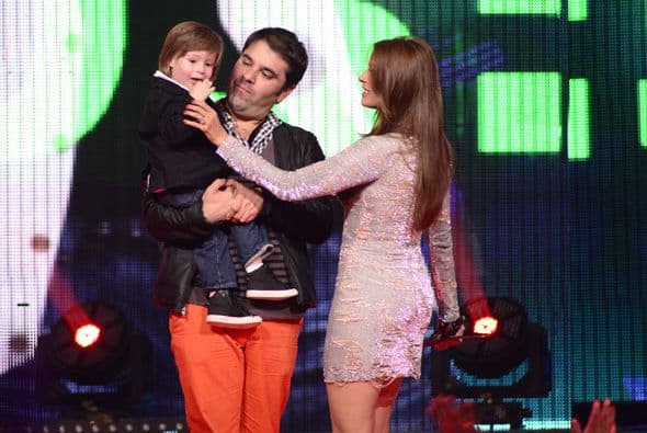 ¿Quién es quien carga a Mateo?