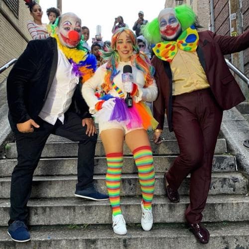 Ese mismo año, Gelena Solano cumplió con la temática desde Nueva York. La reportera transmitió desde la icónica escalera del Bronx que hiciera famosa la película Joker protagonizada por Joaquín Phoenix.