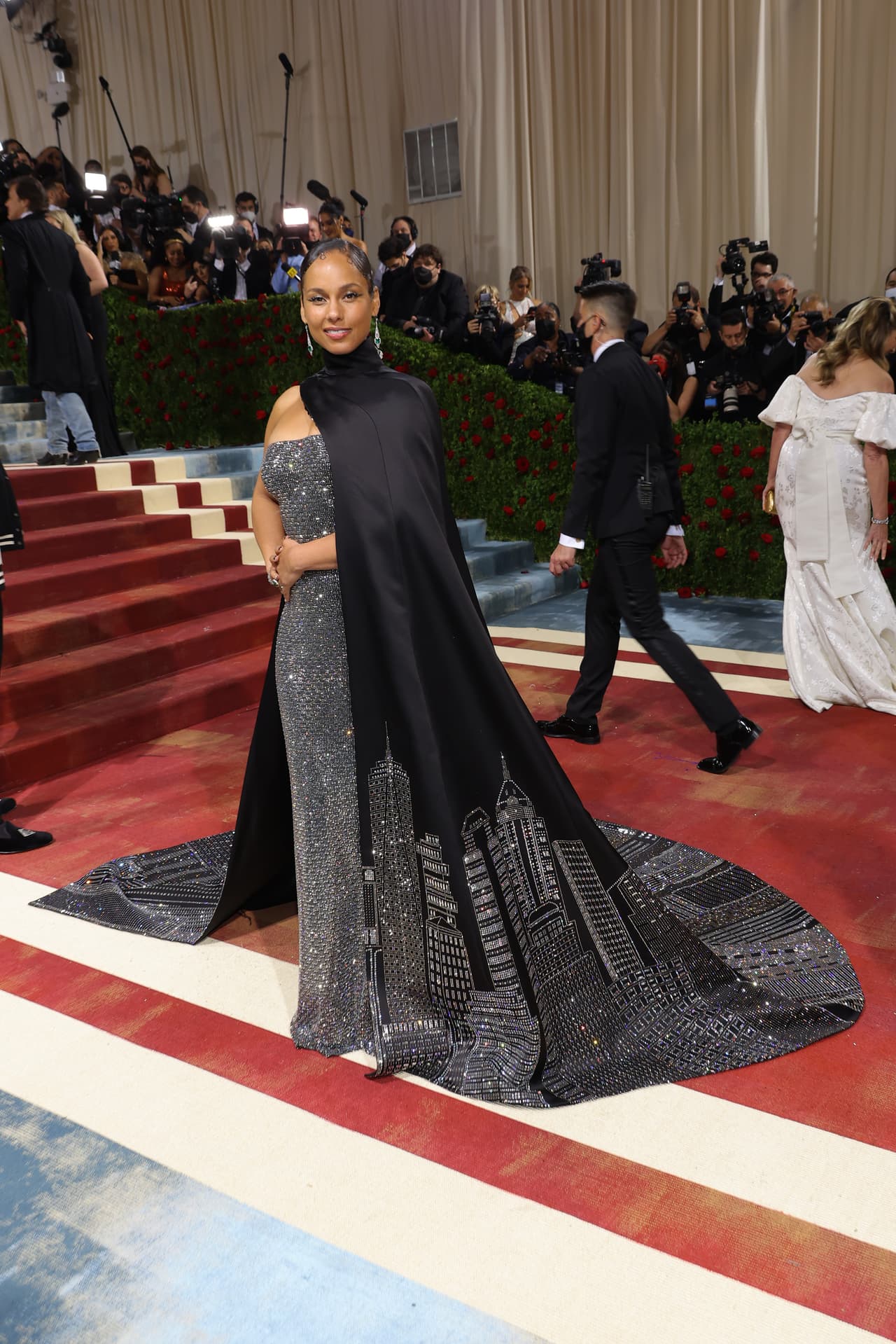 <b>Alicia Keys</b>
<br>Blake Lively no fue la única que se inspiró en la Estatua de la Libertad para su ‘outfit’. También lo hizo Alicia Keys, quien lució un vestido de corte sirena asimétrico color metálico. Lo combinó con una gran capa negra, la cual estaba estampada con los principales rascacielos de la ciudad de Nueva York.
<br>