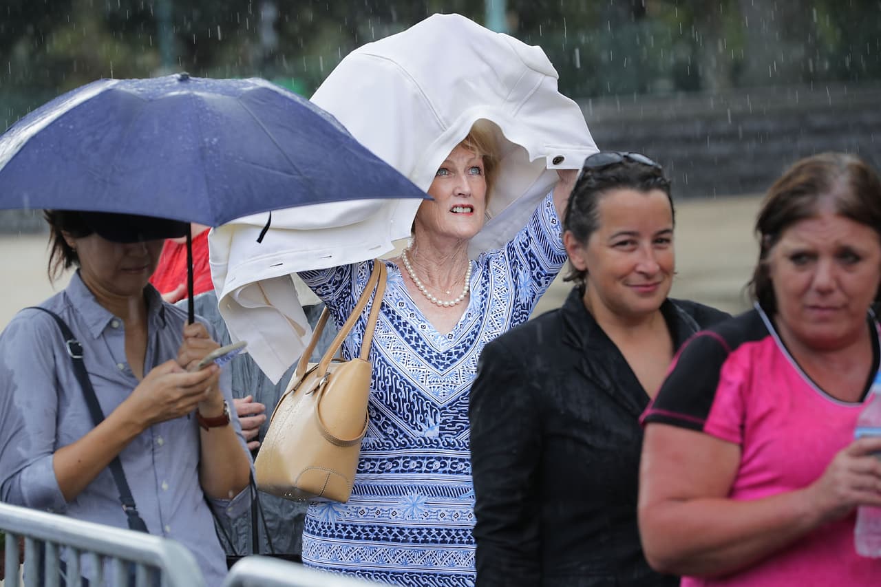 Una sorpresiva lluvia cayó sobre el público que espera para entrar al capitolio y rendir honores a Mccain.