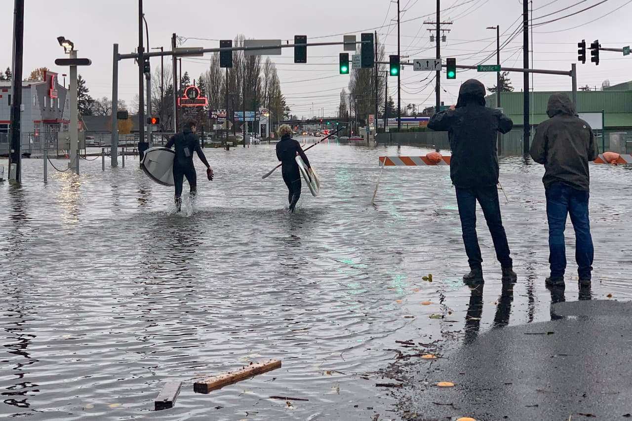 Las calles inundadas en la ciudad de Bellingham, a unas 27 millas al sur de la ciudad fronteriza de Sumas.
<br>
<br>Fue el segundo gran evento de inundación generalizado en la parte noroeste del estado de Washington en menos de dos años, y el cambio climático está impulsando un clima severo más poderoso y frecuente, dijeron los funcionarios del condado de Whatcom al diario Bellingham Herald.
<br>