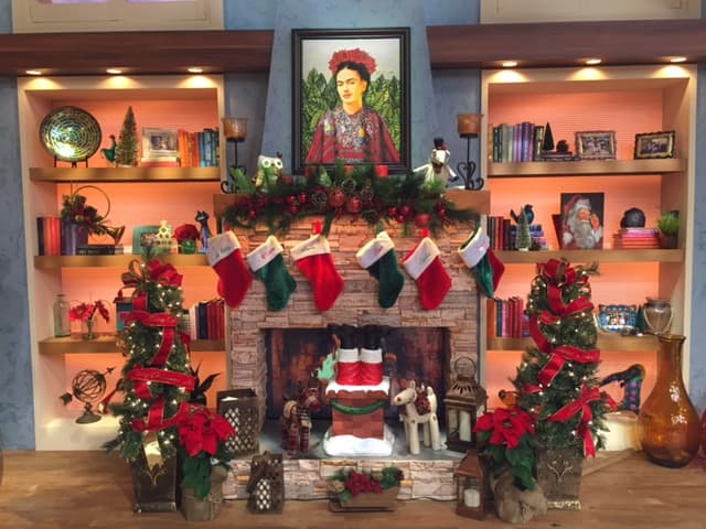 Las botas de Navidad que se cuelgan cerca de la chimenea en la víspera de Navidad ya esperan el día para llenarse de regalos.