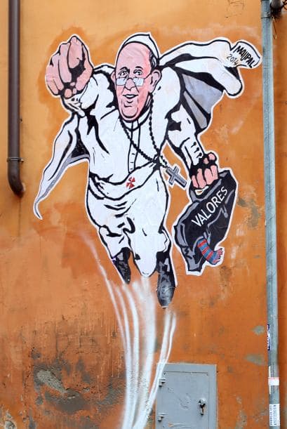 "Tiene en la mano la maletita con los valores cristianos y una bufanda con los colores de San Lorenzo, eso lo hace ser más humano. Es humano, es humilde, pero es un superhéroe", agregó.