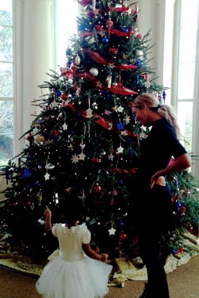 Blue Ivy admiró el árbol de Navidad de la familia presidencial en un esponjado vestido blanco. Foto: Tumblr.
