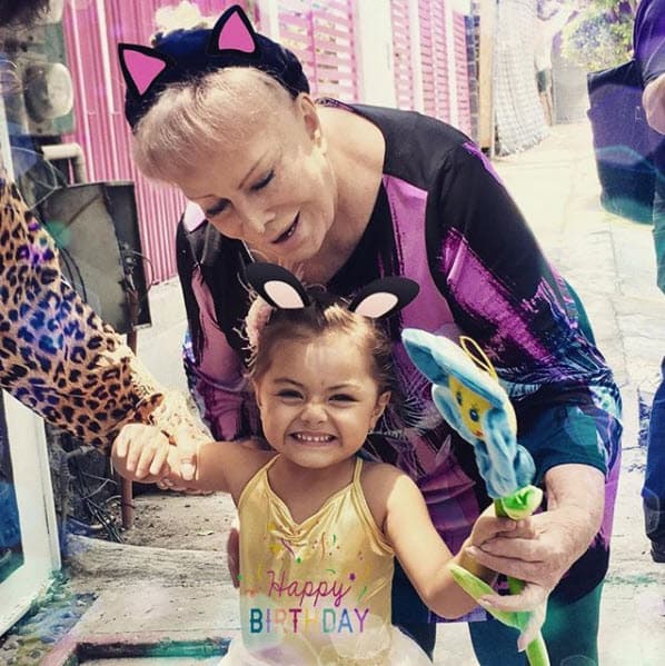 La pequeña Rafaela Castro también le mandó un mensajito a su bisabuela: "H-BDay Abuela Coco. Te mando un beso, que Dios te siga llenando de bendiciones. 🎂🍾🥂🤱@vrocastroficial".