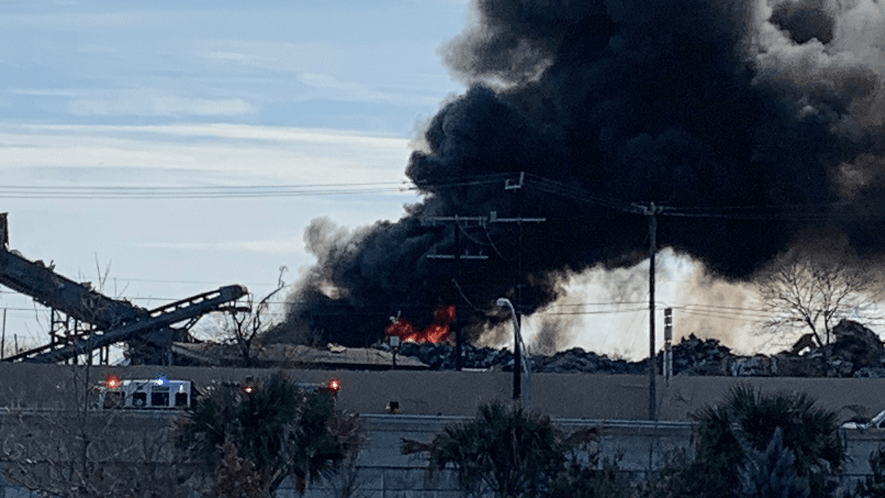 El personal de los bomberos lucha para apagar el incendio.