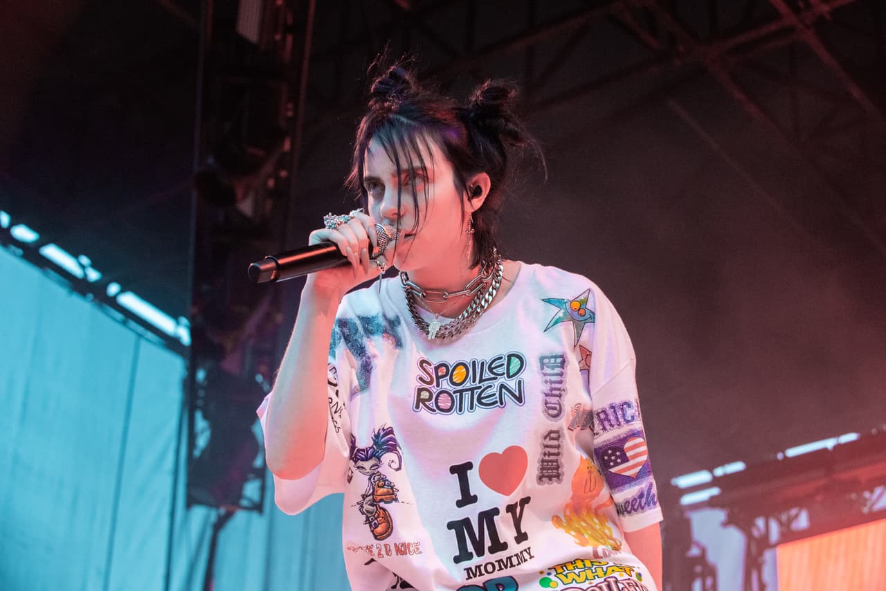De acuerdo con reportes de prensa, antes del lanzamiento del documental 'Billie Eilish: The World's a Little Blurry', que lanzó Apple en febrero, la compositora dijo que planeaba cambiar su cabello: "Será el final de una era. Les daré una nueva era".
