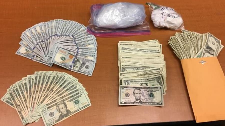 A los detenidos se les encontraron 15.5 kilogramos de metanfetaminta, medio kilogramo de heroína, más de un kilogramo de cocaína, más de dos libras de marihuana, unas 200 píldoras de sildenafil, 14 pistolas, 5 rifles y una escopeta. También se les encontraron 21,500 dólares en efectivo.