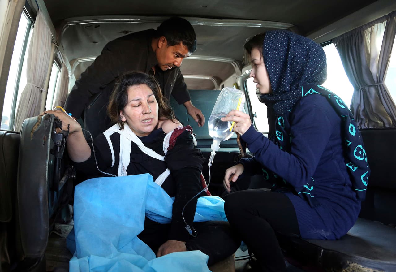 Se celebraba una ceremonia con motivo del 38º aniversario de la invasión soviética en Afganistán cuando se produjo una primera explosión.