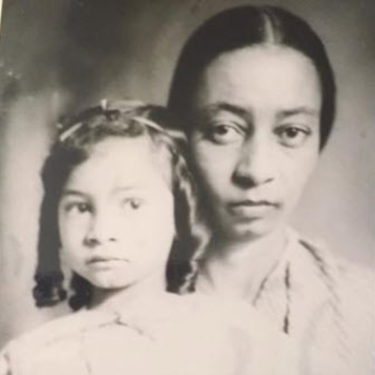 Josefina Echánove nació en Nueva York el 21 de julio de 1928 y desde muy pequeña se fue a vivir a Guanajuato, México, con sus abuelos maternos. En su juventud, se fue a la Ciudad de México para estudiar la carrera de Periodismo en la Universidad Femenina de México.