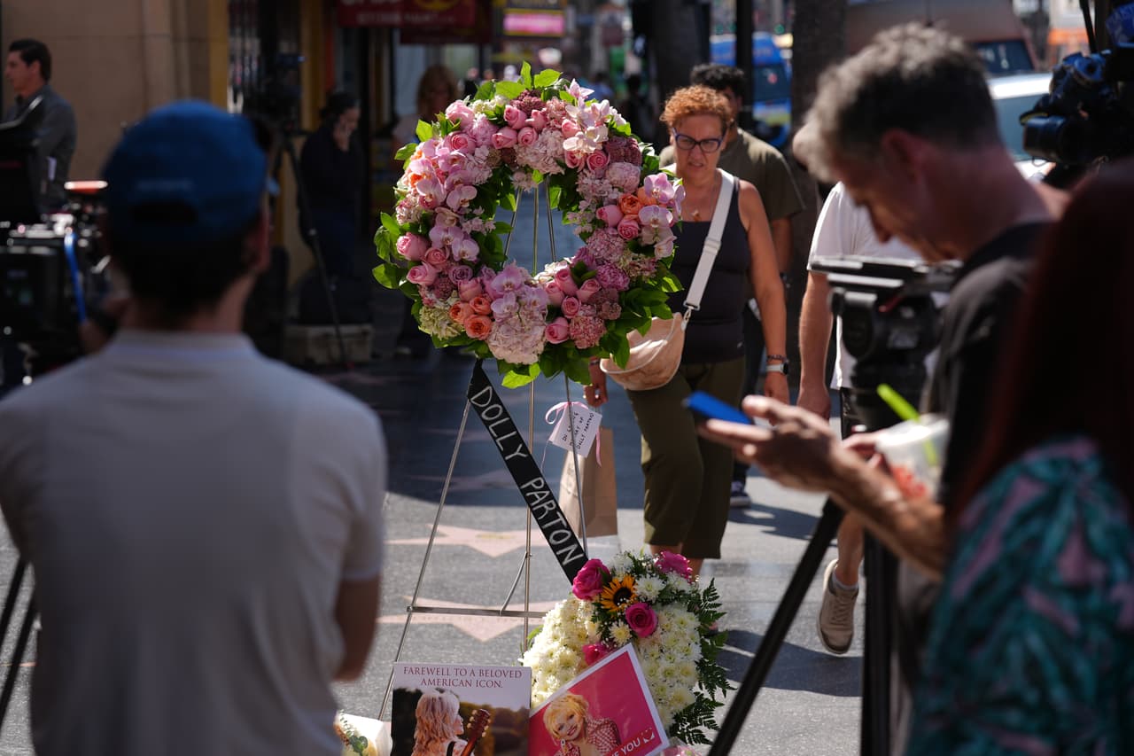 Una corona de flores reposa sobre la estrella de Dolly Parton en el Paseo de la Fama de Hollywood el martes 25 de agosto de 2026, en Los Ángeles.