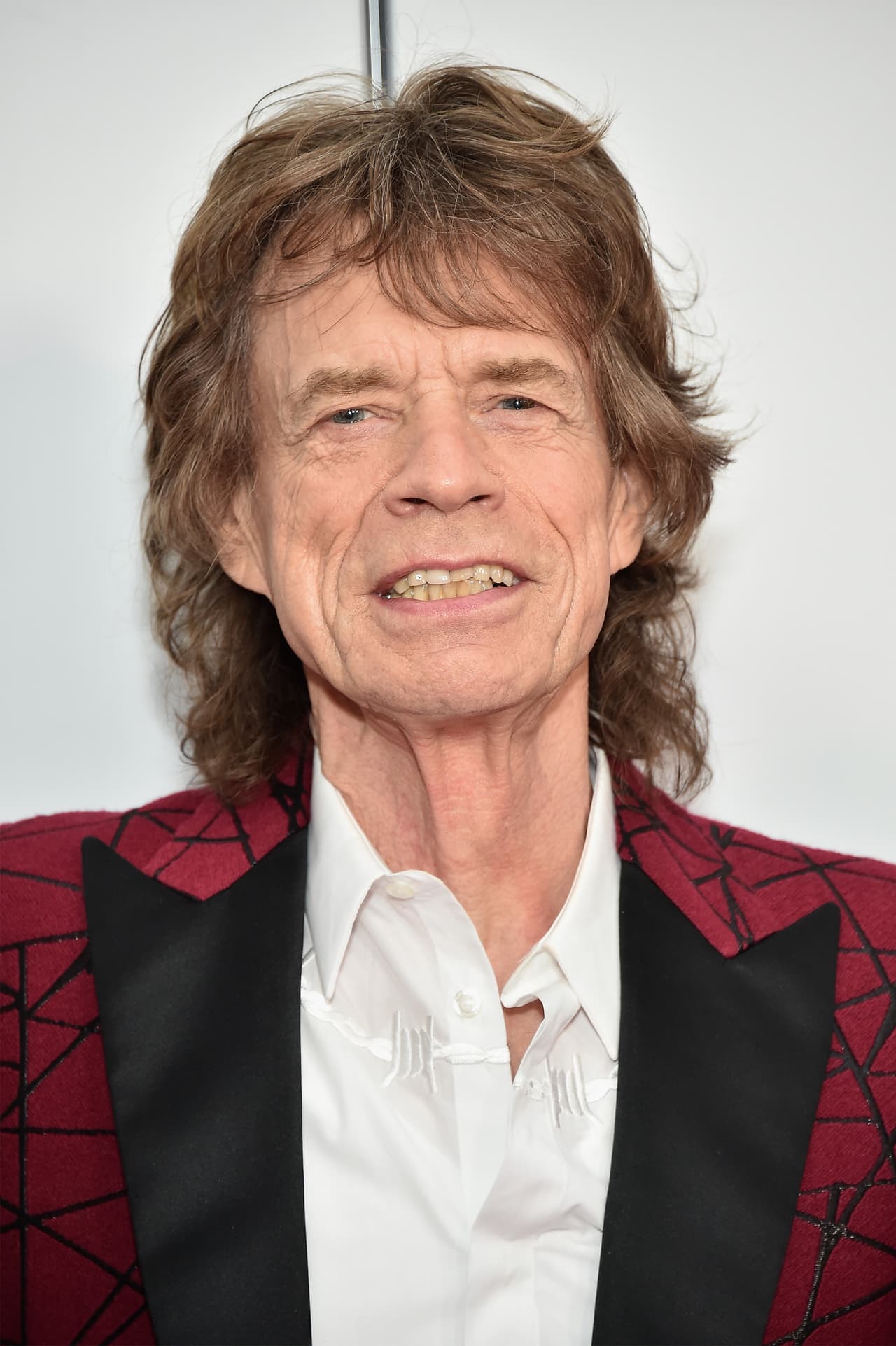 Mick Jagger, quien tiene 75 años, ofreció disculpas directamente a sus seguidores a través de su cuenta personal de Twitter.
<br>