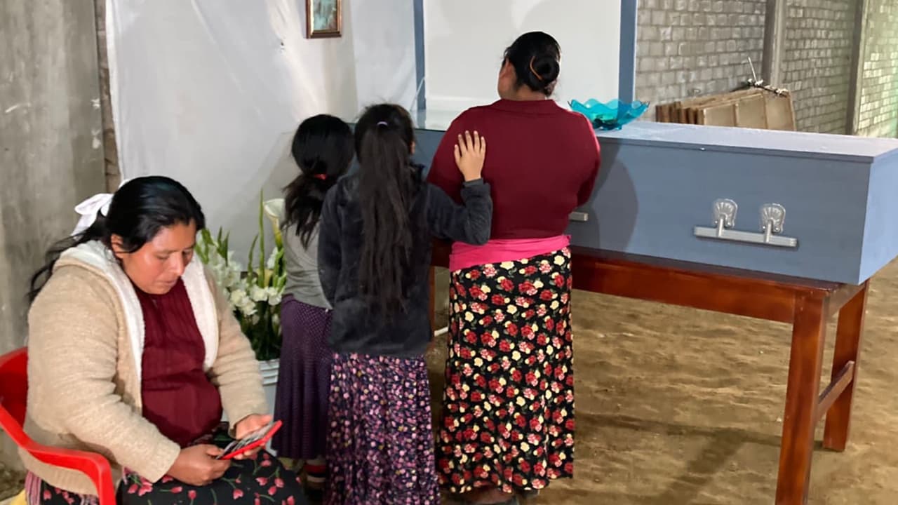 Velan los restos de Abimael, el adolescente mixe de 16 años. El consulado de México en Phoenix confirmó este miércoles a Univision Arizona que los cuerpos de los inmigrantes oaxaqueños llegaron a México. El gobierno de Oaxaca asumió el traslado a su localidad de origen.