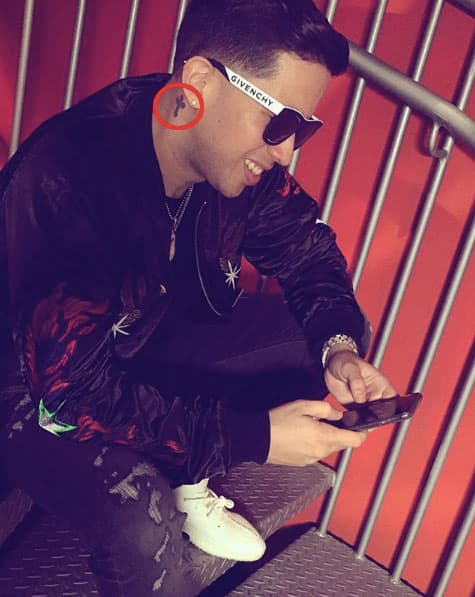 <b>De la Ghetto: </b> tiene una cruz tatuada detrás de su oreja derecha. Además, tiene todo su brazo derecho con distintos diseños y también su pecho derecho.
<br>
