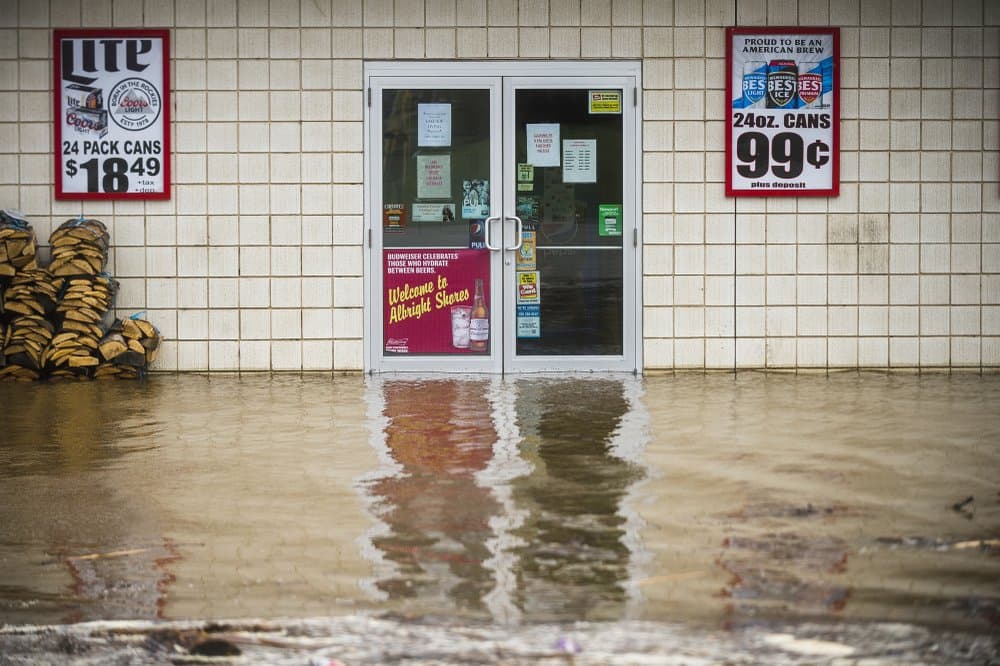 El desbordamiento del lago Wixom llegó hasta esta tienda en Beaverton, Michigan. La noche anterior se emitió una orden de evacuación para los residentes de los lagos Sanford y Wixom, alertando sobre un "inminente fallo de la presa".