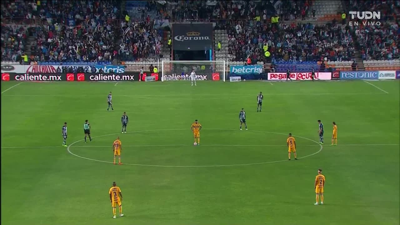 Arranca el partido y la pelota está en juego.