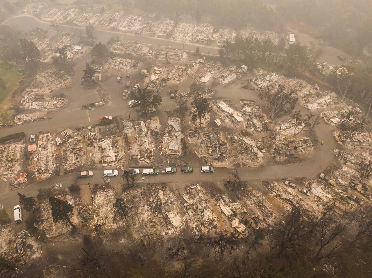 <h3 class="cms-H3-H3"><b>Lo que no debes hacer:</b></h3>
<br>
<br>No busques refugio en tu carro, úsalo con el único propósito de huir a un lugar seguro.
<br>
<br>
<b>En imagen:</b> vista aérea de un vecindario de casas móviles tras ser devorado por un incendio forestal en Ashland, Oregon.