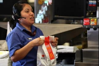 A dos meses de las elecciones para renovar el Congreso, demócratas y republicanos discuten el sueldo mínimo.