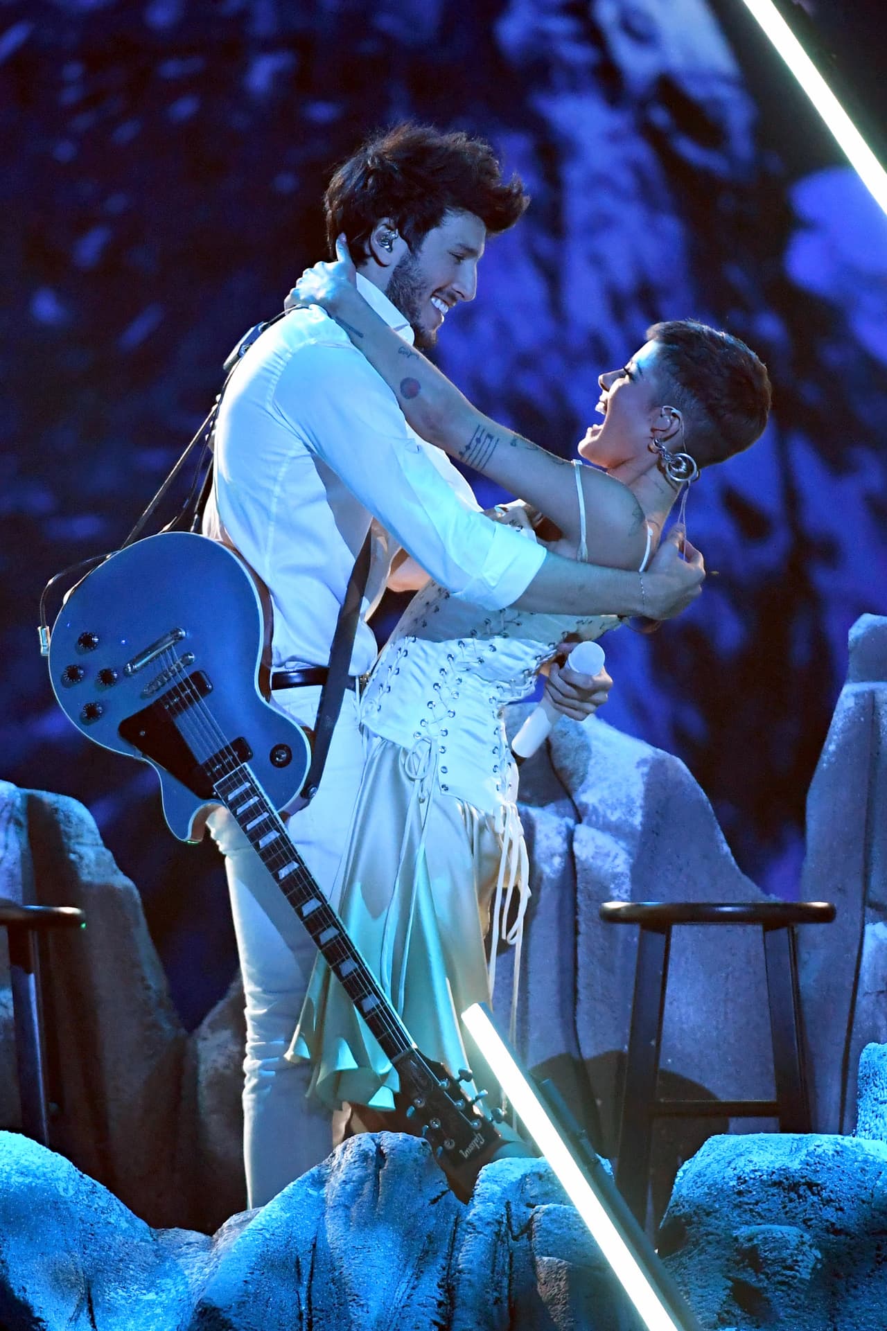 El intérprete Sebastián Yatra, quien estaba nominado a Canción del Año por 'Robarte un Beso', se quedó con las ganas de subir al escenario para recibir su gramófono, pero su show junto a Halsey, al ritmo de 'No Hay Nadie Más' y 'Without me', le pusieron algo de romanticismo a la gala.